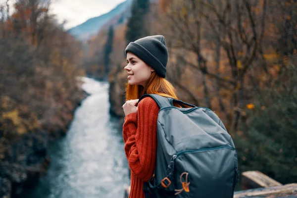 Mulher com mochila na floresta outono rio natureza paisagem — Fotografia de Stock