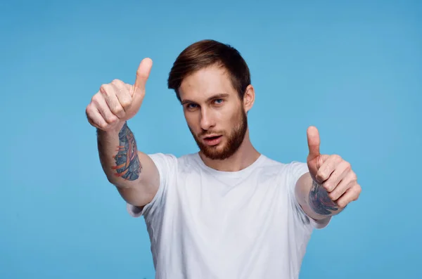 Allegro uomo in bianco t-shirt tatuaggio sulle braccia ritagliato vista moda — Foto Stock