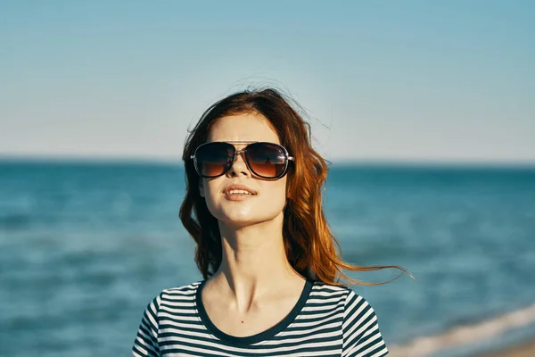 Modelo bonita mulher em óculos de sol junto ao mar nas montanhas — Fotografia de Stock