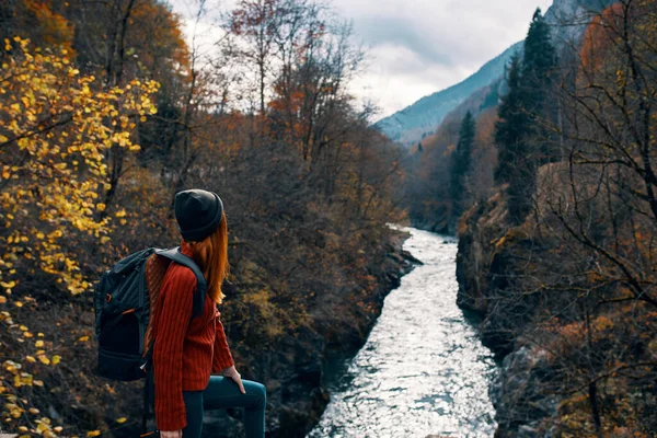 Mulher caminhante com mochila nas montanhas floresta de outono — Fotografia de Stock