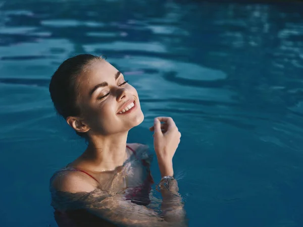 Веселая женщина Плавание в бассейне релаксации Наслаждение природой — стоковое фото