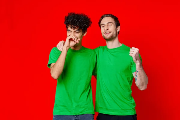 녹색 티셔츠를 입고 우정을 나누는 두 친구의 대화 — 스톡 사진