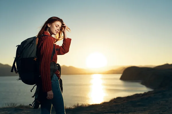 Donna con zaino sulla natura il nostro viaggio al tramonto — Foto Stock