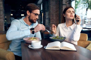 Kafe kahvaltısında neşeli genç bir çift iş arkadaşları yaşam tarzında.