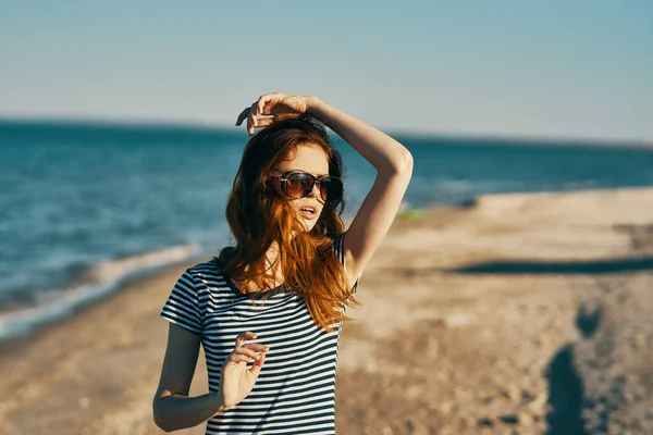 Donna Che Cammina Sulla Spiaggia Vicino Mare Montagna — Foto Stock