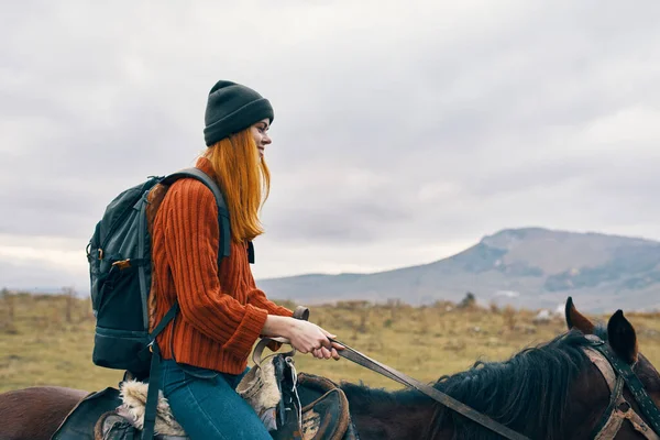 Mulher Caminhante Com Mochila Equitação Cavalo Nas Montanhas — Fotografia de Stock