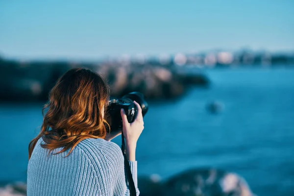 Woman Taking Pictures Camera Mountains Back View High Quality Photo — Stock Photo, Image