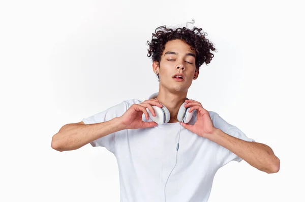 Man Shirt Met Koptelefoon Die Naar Muziek Luistert — Stockfoto