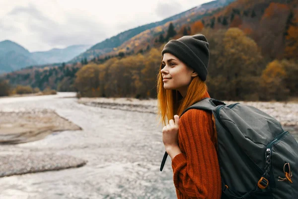 Viaggiatore Felice Con Uno Zaino Cappello Maglione Montagna Vicino Fiume — Foto Stock