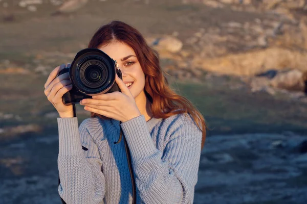 Fröhliche Fotografin mit Kamera auf Naturlandschaft Lebensstil — Stockfoto