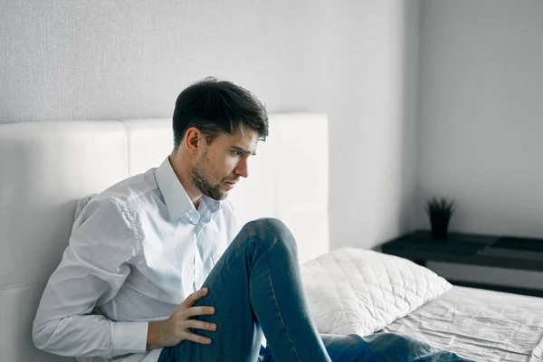 Mężczyzna w domu na kanapie depresja zaburzenia samotności — Zdjęcie stockowe