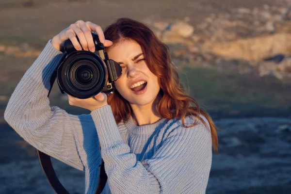 Hübsche Fotografin im Freien Landschaft Natur Profis — Stockfoto