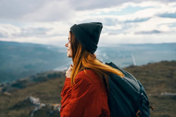 Donna montagne paesaggio nuvole cielo autunno aria fresca turismo viaggi — Foto Stock