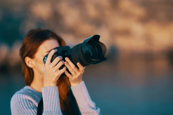 Femme à l'extérieur dans les montagnes tenant une caméra paysage air frais — Photo