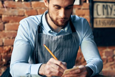 Kahveci, kahve siparişi kabul servisi profesyonel işi.