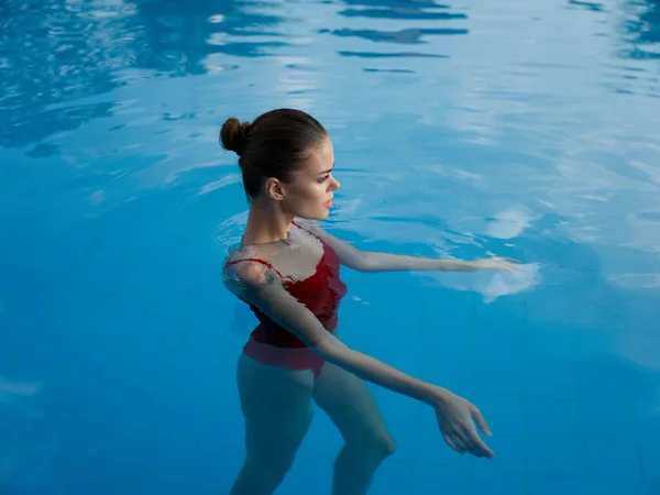 Mujer nadando en la piscina en un traje de baño modelo de agua transparente vista recortada —  Fotos de Stock