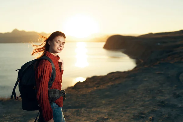 Frau mit Rucksack reiste Landschaft in felsigen Bergen — Stockfoto