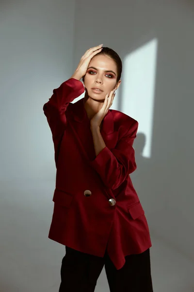 Menarik brunette dalam warna merah jaket glamor dekorasi — Stok Foto