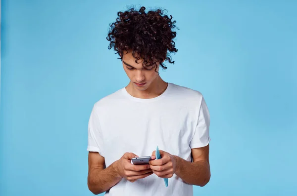 Chico con pelo rizado peine en el pelo emociones estilo de vida de cerca — Foto de Stock