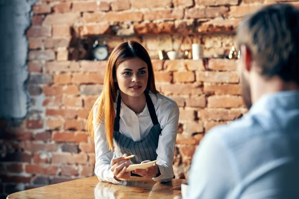 Garçom feminino ao lado de serviço ao cliente estilo de vida trabalho — Fotografia de Stock