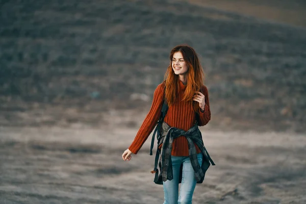 Wanderin in der Natur in den Bergen mit einem Rucksack auf der Rückseite — Stockfoto