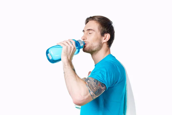 Sport man en azul camiseta botella de agua sed vista recortada —  Fotos de Stock