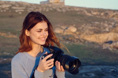 Neşeli kadın fotoğrafçı doğa işi yaşam tarzı