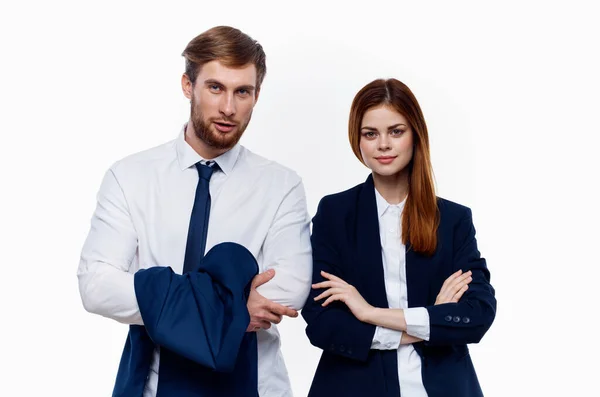 Colleghi di lavoro sono in piedi accanto a manager finanziari ufficio sfondo leggero — Foto Stock