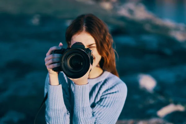 Kobieta na zewnątrz i profesjonalny aparat skaliste góry krajobraz świeże powietrze — Zdjęcie stockowe
