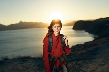 Kadın doğa yürüyüşçüsü. Kayalık dağlar. Seyahat ediyor.