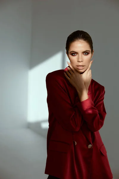 Mulher em vermelho jaqueta brilhante cosméticos modelo decoração — Fotografia de Stock