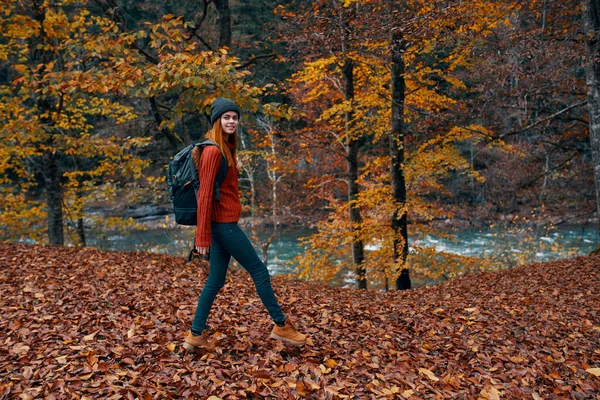 Mujer en pleno crecimiento caminando en el parque en otoño en la naturaleza cerca del río — Foto de Stock