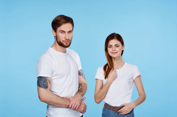 Homem e mulher em t-shirts brancas jovem casal conversando vista cortada — Fotografia de Stock