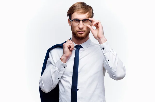 Uomo d'affari in occhiali con una giacca sulla spalla e cravatta — Foto Stock
