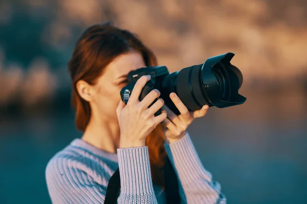 Mulher turista com câmera na natureza Travel professional — Fotografia de Stock