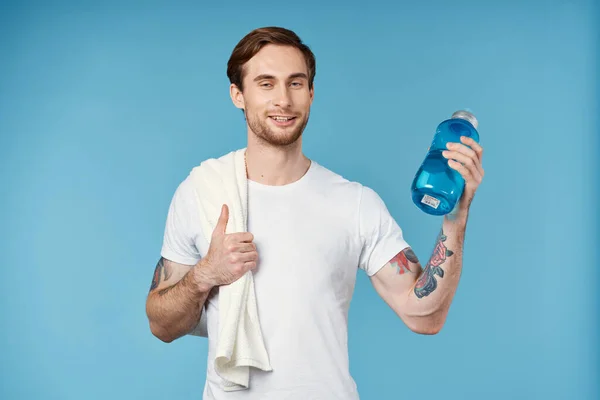 Allegro uomo in bianco t-shirt allenamento acqua bottiglia energia — Foto Stock