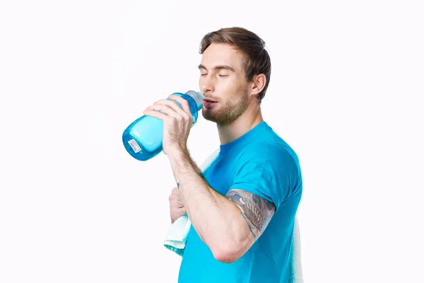 Hombre deportivo con toalla en los hombros ejercicio botella de agua vista recortada —  Fotos de Stock