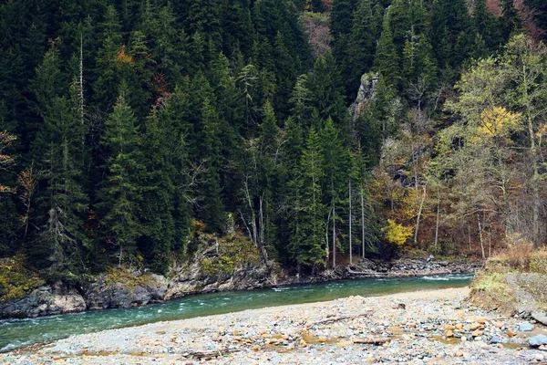 Montagnes rivière paysage automne voyage beauté air frais — Photo