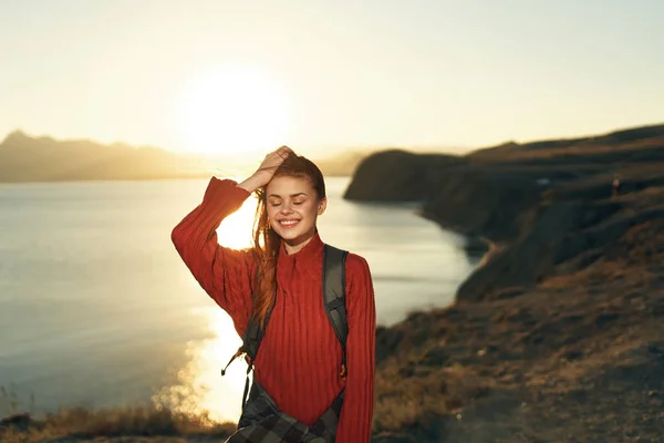 Donna escursionista all'aperto montagne rocciose paesaggio sole vacanza — Foto Stock