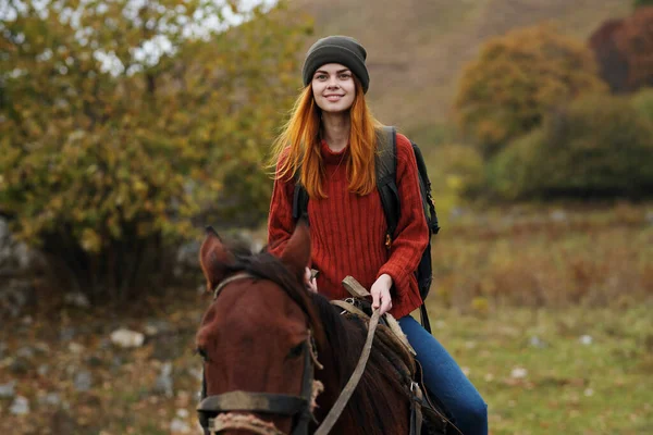 Mulher alegre turista montando um cavalo natureza diversão aventura — Fotografia de Stock