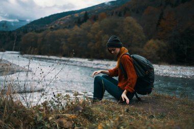Blue Sky dağları kadın manzara turizmi sırt çantasıyla tatilde rahatla