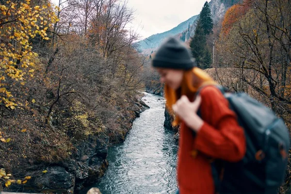 Vrolijke vrouw wandelaar op de brug bij de rivier bergen reizen de natuur — Stockfoto
