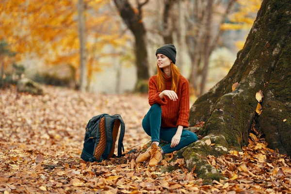 Jonge vrouw in de herfst bos en gele bladeren rugzak model reizen landschap — Stockfoto