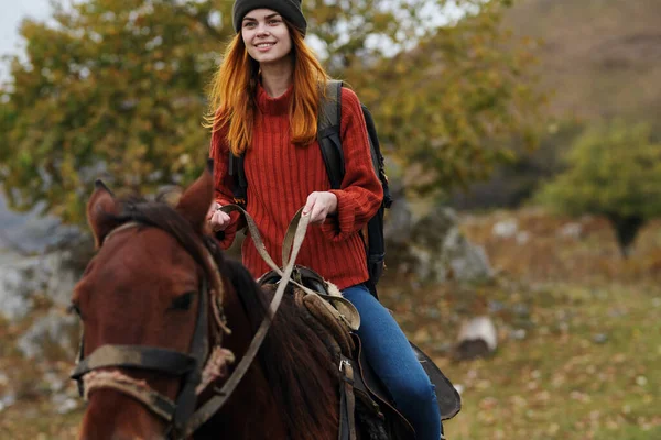 Kobieta turysta jazda konna w górach podróżować świeże powietrze zabawa — Zdjęcie stockowe