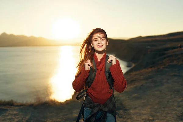 Fröhliche hübsche Frau mit Rucksack im Freien Landschaft frische Luft Sonnenuntergang Reise — Stockfoto