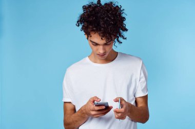 Kıvırcık saçlı, saç taraklı, duygusal yaşam tarzı olan bir adam.