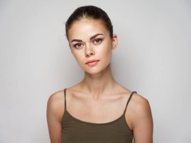  Kadın tişörtü ve açık renk saç modeli.