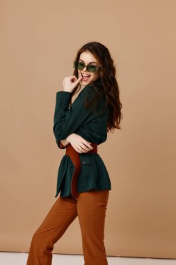 Takım elbiseli lüks kadın moda izole arka plan stüdyosu