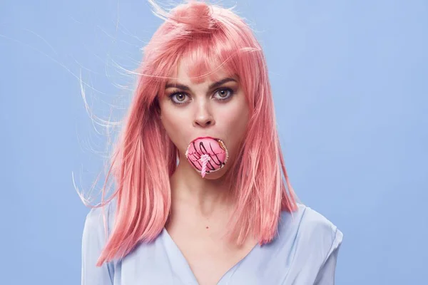 Mujer bonita con el pelo rosa dulces boca emociones fondo azul — Foto de Stock