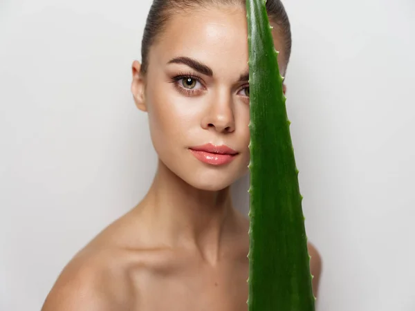 Mulher limpa pele verde folhosos ombros nus luz fundo — Fotografia de Stock